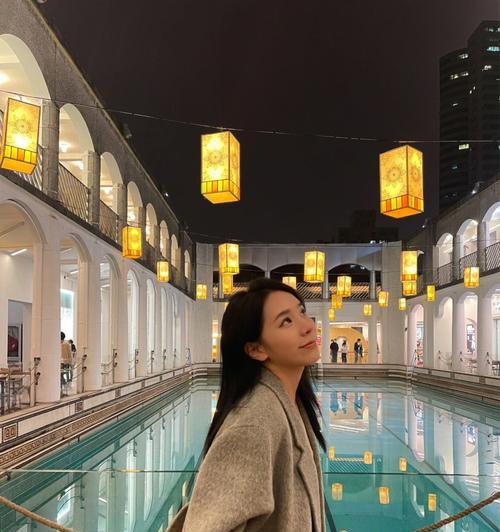 游泳时女生的穿搭技巧（如何选择适合游泳的泳衣和配饰）