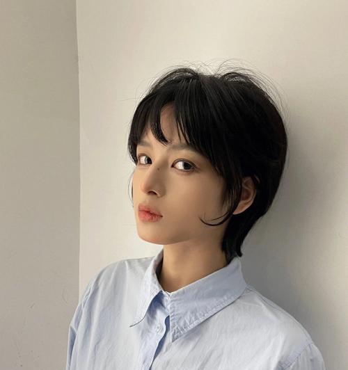 游泳发型短发妹子穿搭技巧（时尚百搭，从游泳发型到日常穿搭）