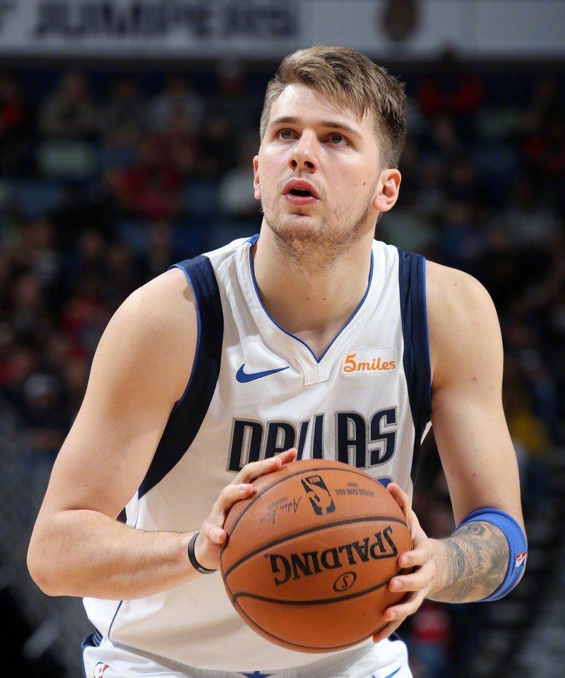 NBA年薪排行榜（谁是NBA年薪之王？揭秘球场顶级球员的巨额收入）