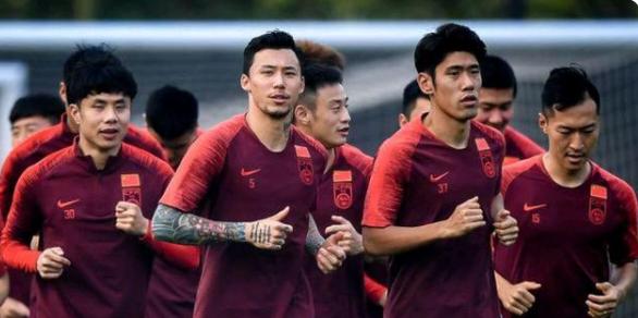 国足世界杯之路（关键时刻的进球机会与挑战）