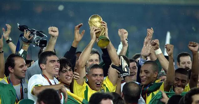 C罗02年世界杯（巴西传奇的诞生与辉煌）