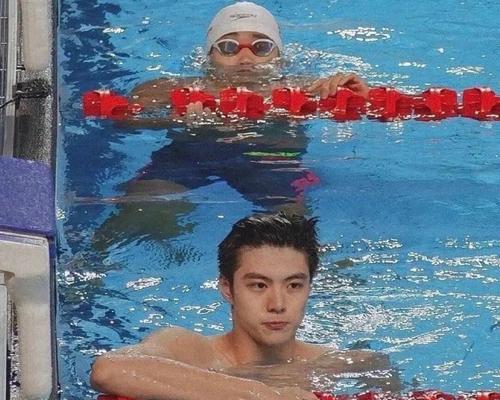 游泳技巧学习秘籍（男生女生必备游泳技巧，轻松掌握水中的自由）