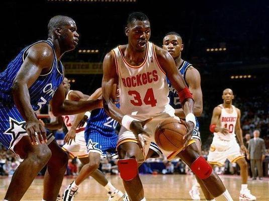 NBA中锋名单排行榜（助你了解NBA中最顶级的中锋选手，并揭示他们的技巧和统治力）