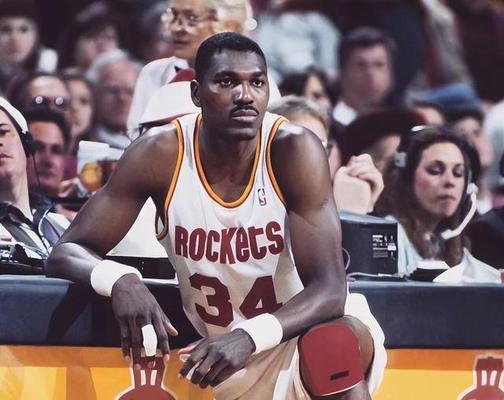 NBA球星在美国的地位排行榜（揭示当今NBA球星的社会地位和影响力，詹姆斯成为统治者）