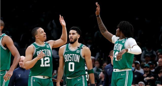 福布斯2015NBA球星收入排行榜公布（詹姆斯成为第一位年薪超过5000万美元的球员）