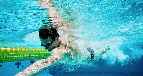 游泳板练换气技巧（有效提升游泳换气能力的方法）