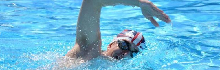 男生学游泳的技巧（从零开始，成为游泳高手！）