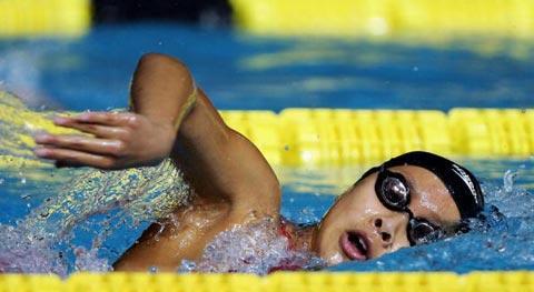 游泳侧身救人技巧（侧身救人的正确姿势和步骤，提高游泳安全水平）