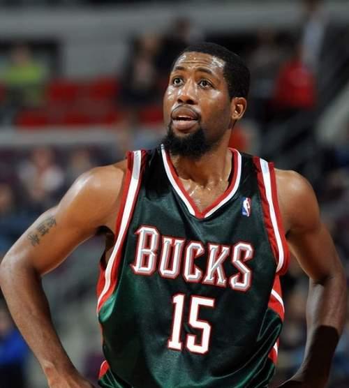 NBA历史上十大矮壮球员（探索矮壮球员的不屈精神和卓越天赋）