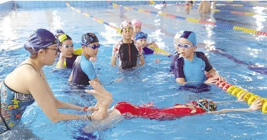 小学游泳技巧大揭秘！（让孩子迅速掌握游泳的关键诀窍）