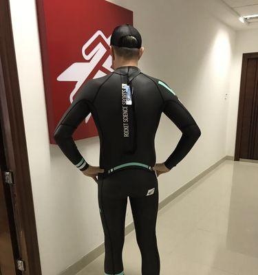 穿胶衣游泳的技巧与注意事项（享受安全和舒适的游泳体验）