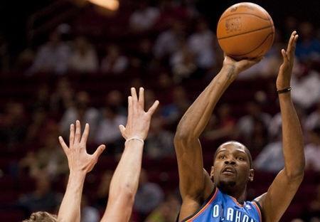 NBA卧推力量排行榜（揭秘NBA历史上最强大的卧推选手，他们的力量令人叹为观止）