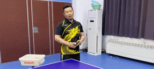 乒乓球发球技巧之假动作发球（瞬间迷惑对手，掌握发球先机）