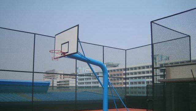 篮球场外开球防守的距离（合适的防守距离与技巧）