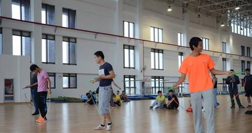 篮球教学基本功防守教学（提高篮球防守能力的关键技巧）
