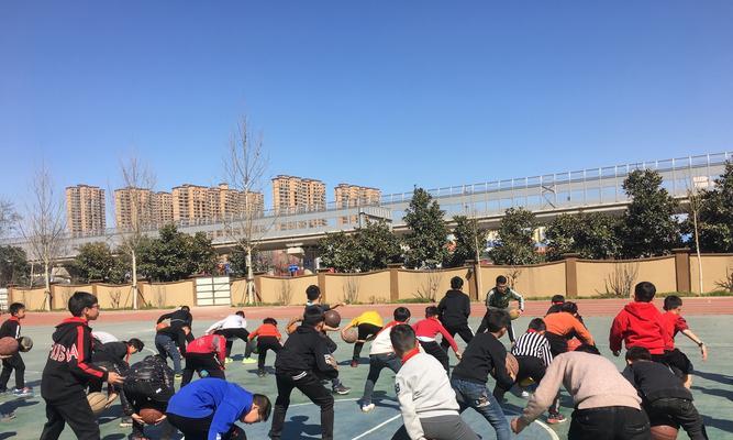 掌握精准传球技巧的篮球战术（摆脱防守后的传球动作）