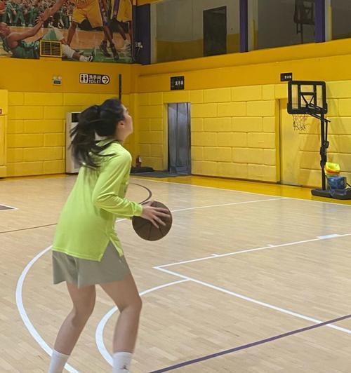 女生篮球防守方式的选择与技巧（以敏捷和团队协作为核心，提升女生篮球防守效果）