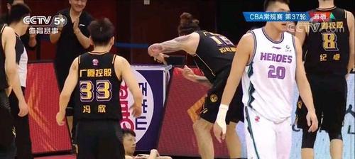 篮球比赛中被推着防守是否属于犯规？（探究推搡式防守的合法性及影响）