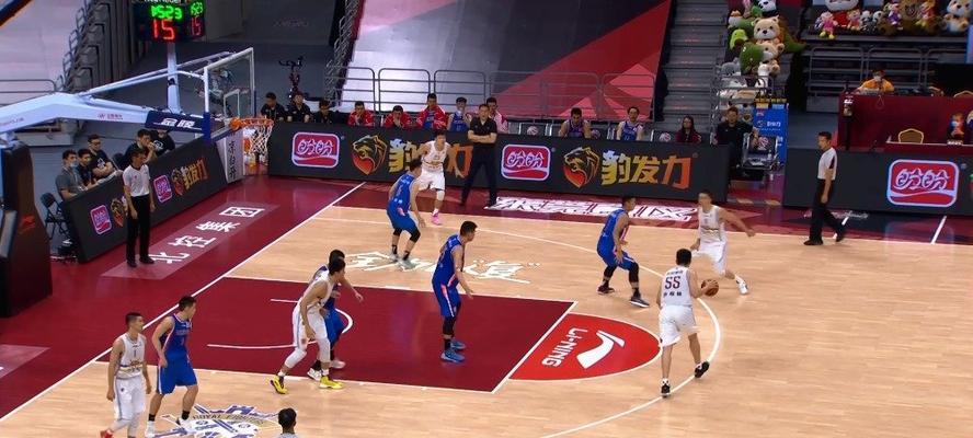 篮球1v1防守能否抢球？（探讨篮球1v1防守中抢断技巧的有效性）