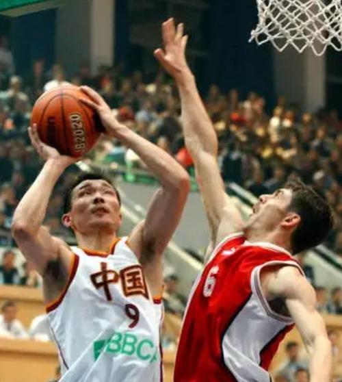 中国篮球史上最强防守阵容的辉煌（缔造历史的奇迹，中国篮球防守之王）