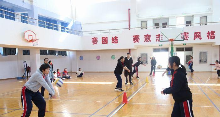 掌握排球对垫动作的技巧（学习排球两人对垫动作的关键要领）