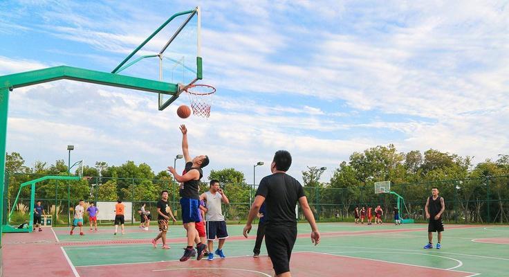 中年人防守技巧篮球教学（打造中年人篮球防守墙，全面提高场上影响力）