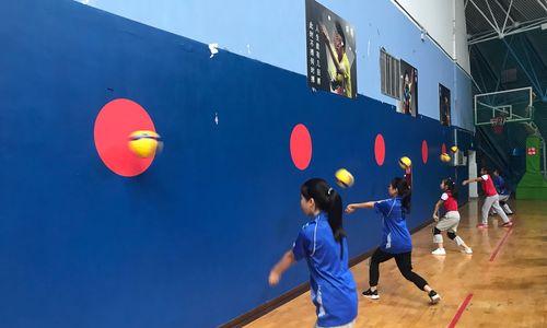 小学排球训练垫球动作要领（掌握垫球技巧提高排球训练效果）