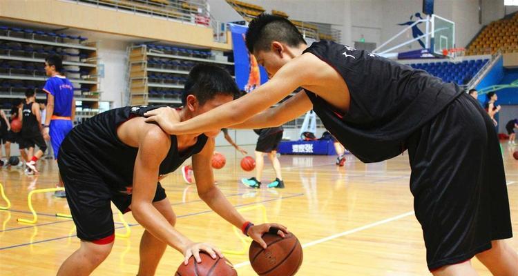 篮球防守人接球技巧解析（掌握关键技术，成为出色的防守者）