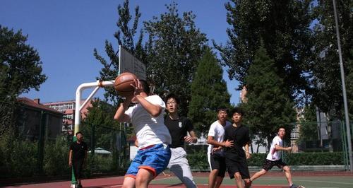 国外小伙教学篮球（教练分享的防守训练秘籍和实战技巧）