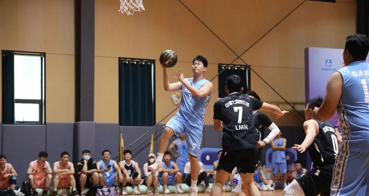 小篮球半场3v3人盯人防守的战术奥秘（通过人盯人防守实现团队协作和个人技术提升）