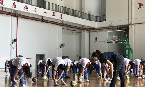 原地颠球排球的技巧与要领（掌握动作要领，成为高水平原地颠球选手）