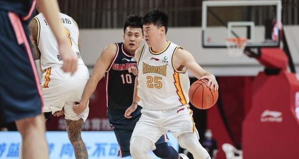 篮球比赛中防守与进攻的协同作战（探索防守方任务的进攻策略，打造胜利之路）