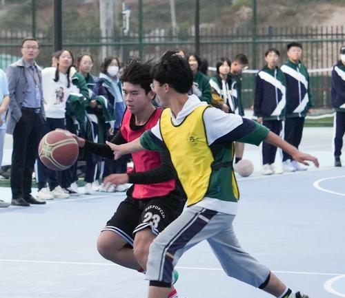 提高防守反击能力的篮球训练方法（培养快速反应和出色的转换进攻——）