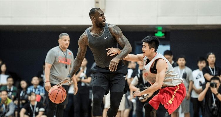 如何矮个子防守高个子篮球技巧（突破技巧、防守姿势、灵活移动、利用速度优势）