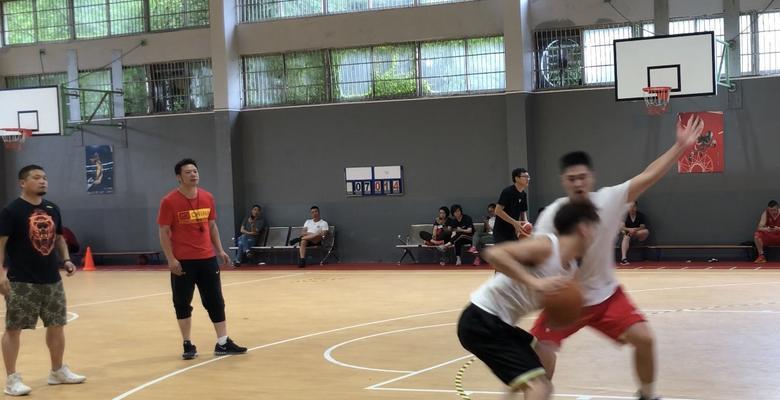 篮球比赛中的人盯人防守技巧（揭秘成功的盯人防守策略，打造无懈可击的篮球防守体系）