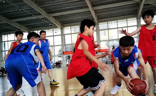 小学篮球比赛训练防守动作（打造坚固篮球防线，提高比赛胜率）