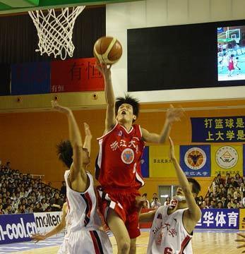 手臂顶住防守（掌握正确技巧，巧妙应对对手进攻）