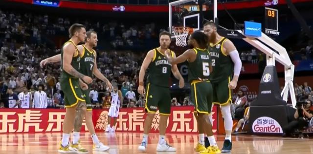 篮球发边线球防守队员的重要性（掌握技巧成为关键先锋）