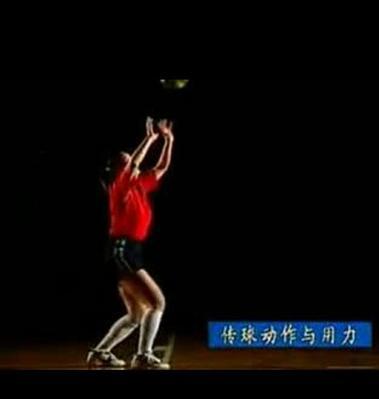 掌握排球双手接球技巧，提升比赛表现（双手接球技巧要领及训练方法）