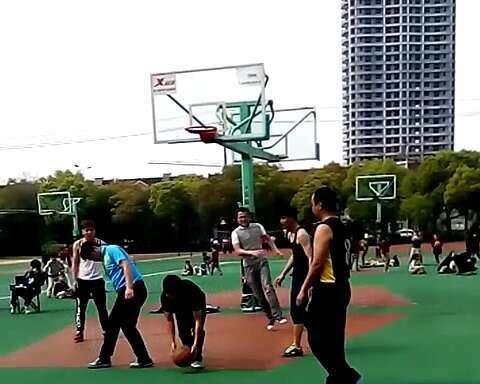 如何有效防守以打篮球人多的情况下（应对人多情况下的篮球防守技巧）