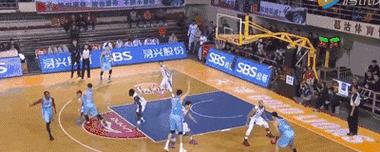腿绊倒对方，是合理的篮球防守手段吗？（辩析腿绊倒对方在篮球比赛中的合法性及风险）
