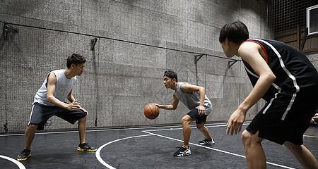学生如何提高篮球防守技巧（全面提升防守水平的秘诀）