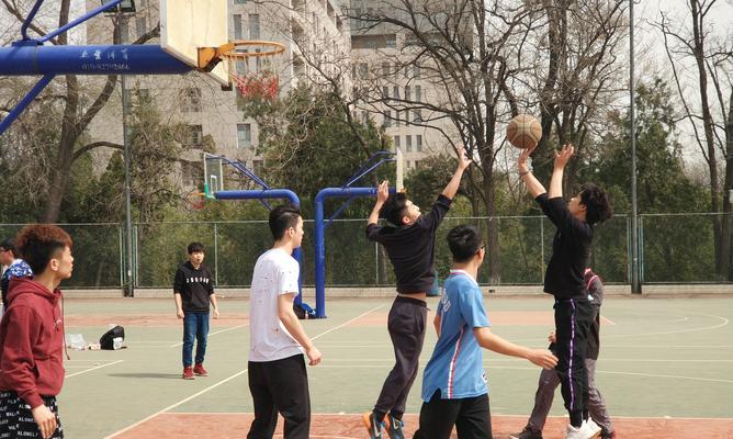 篮球赛中的防守倒计时规则（解析NBA和FIBA规定的防守时间限制及其作用）