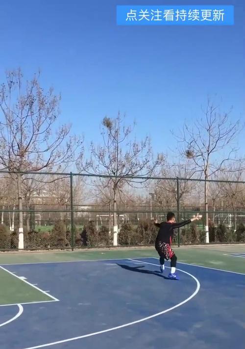 战胜对手，不可轻易伸手——打篮球时为何不能随意伸手防守（掌握技巧，提高防守能力；移动防守的秘诀）