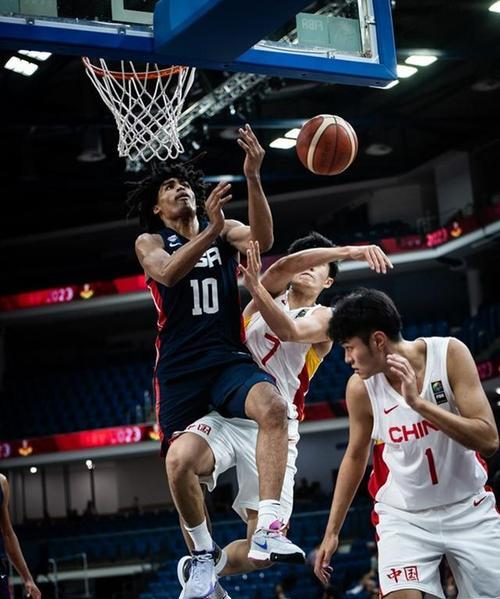 合法防守（揭秘篮球规则中的合法防守要点）