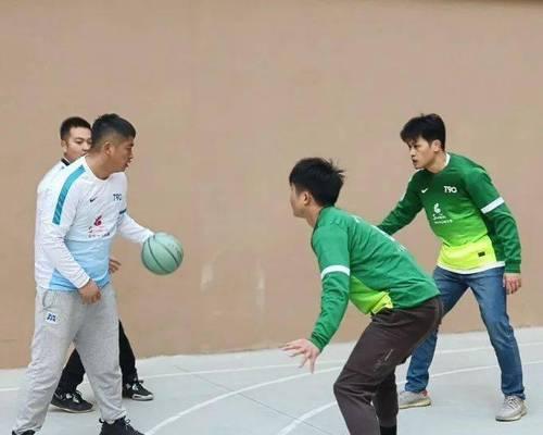 女子业余篮球比赛中的防守技巧（从基本动作到战术应用，提高防守水平）