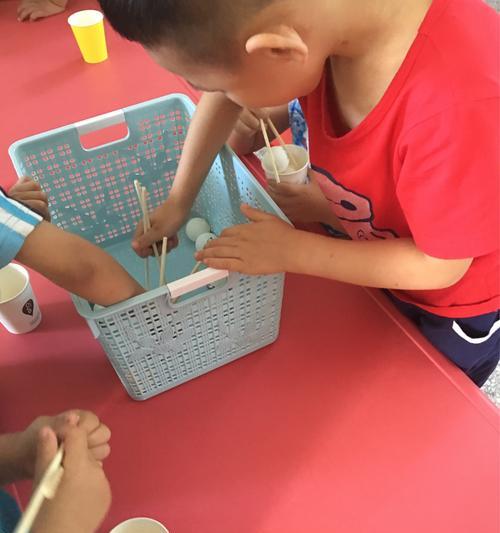 乒乓球技巧大揭秘——如何准确地将乒乓球丢进水杯（学会这一招，让你在朋友面前成为乒乓球高手！）