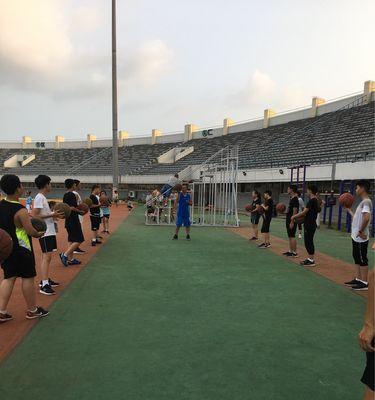 女孩子篮球防守基本功的重要性（打好篮球防守，女孩子也能出彩！）