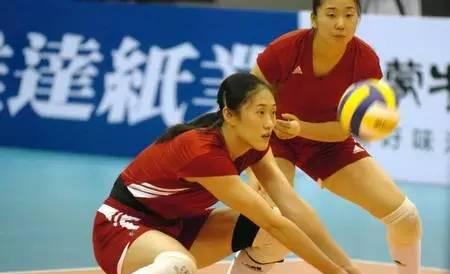 如何正确执行排球双手叉腰动作（关键要领及注意事项）