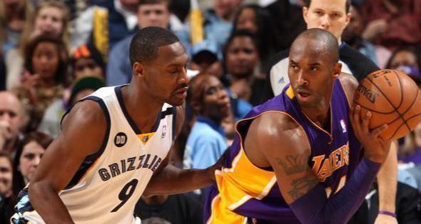 NBA篮球中的顶级防守技巧（揭秘NBA防守大咖的绝招，提升你的篮球防守能力！）